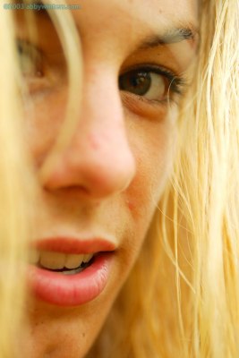 Kellie gewaagd naakt in het bos