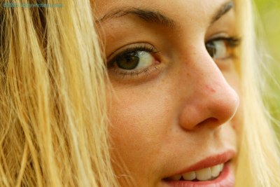 Kellie gewaagd naakt in het bos