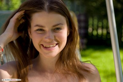 Nudist zwembad meisje naakt zwemmen