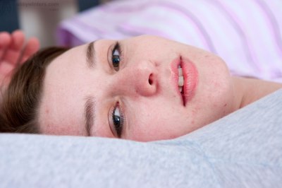 Klein slank slaperig meisje helemaal bloot