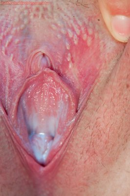 Joanie laat haar perfecte barbie vagina zien