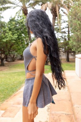 Meisje maakt selfies terwijl ze publiek naakt is 