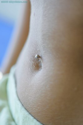 Slanke jonge vrouw met prachtige kleine puntborstjes