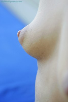 Slanke jonge vrouw met prachtige kleine puntborstjes