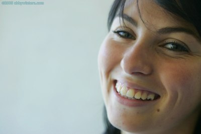 Slanke jonge vrouw met prachtige kleine puntborstjes