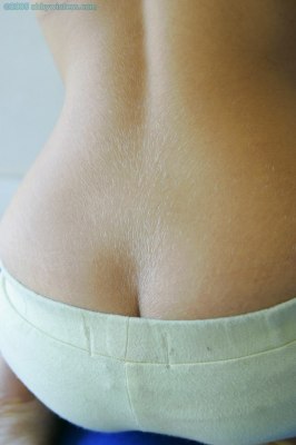 Slanke jonge vrouw met prachtige kleine puntborstjes