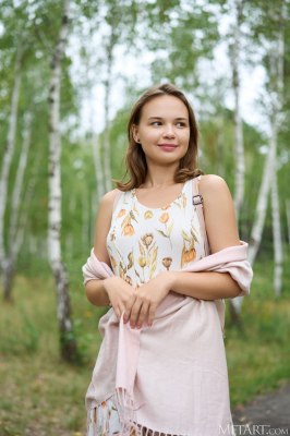 Slavisch meisje naakt in het bos