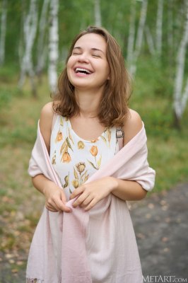 Slavisch meisje naakt in het bos
