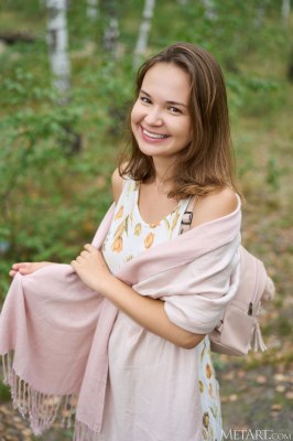 Slavisch meisje naakt in het bos