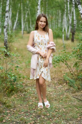 Slavisch meisje naakt in het bos