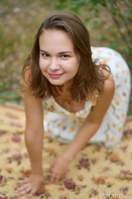 Slavisch meisje naakt in het bos