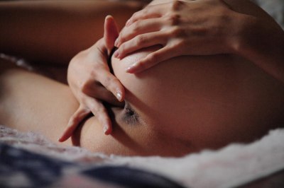 Meid wrijft en masseert haar clitoris