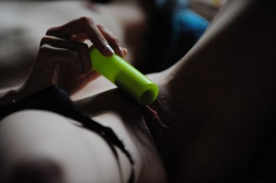 Tienermeisje masturbeert