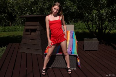 Meisje speelt naakt met bellenblaas