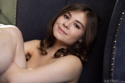 Knappe meid bloot met mooie rondingen