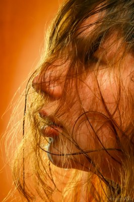 Meid met perfecte punt tieten bloot