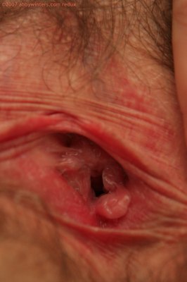 Jonge maagd masturbeert in kampeertentje