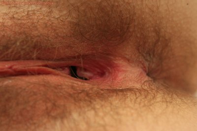 Jonge maagd masturbeert in kampeertentje