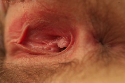 Jonge maagd masturbeert in kampeertentje