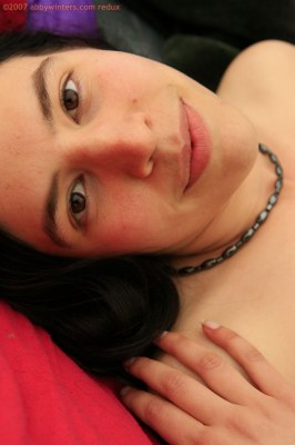 Jonge maagd masturbeert in kampeertentje