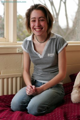 Klein en jong slank meisje zonder borsten