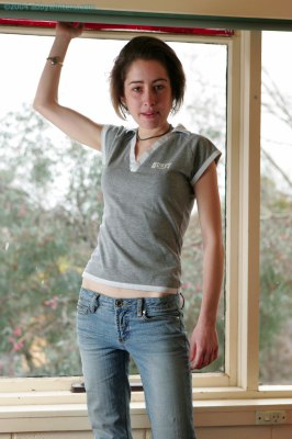 Klein en jong slank meisje zonder borsten