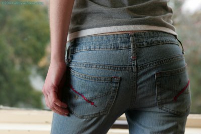 Klein en jong slank meisje zonder borsten