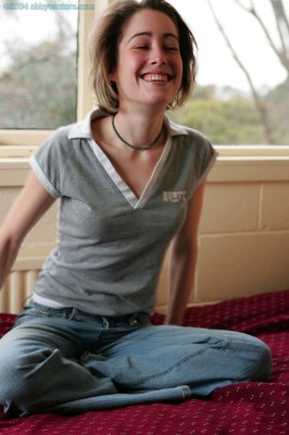 Klein en jong slank meisje zonder borsten