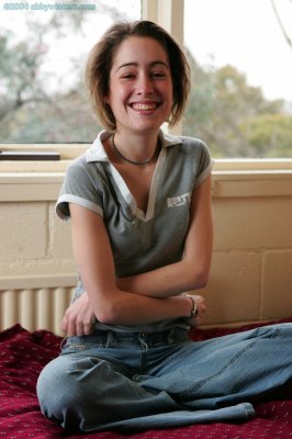 Klein en jong slank meisje zonder borsten