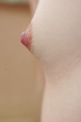 Klein en jong slank meisje zonder borsten