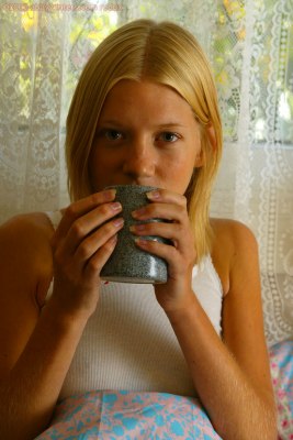 Tiener meisje doet haar topje uit in bed