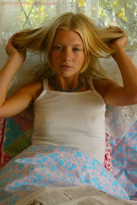 Tiener meisje doet haar topje uit in bed