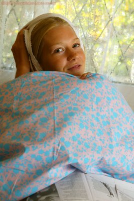 Tiener meisje doet haar topje uit in bed