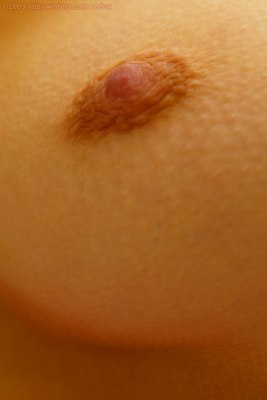 Tiener meisje doet haar topje uit in bed