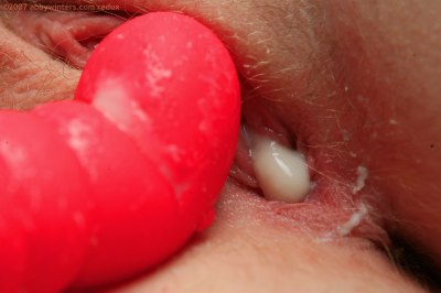 Jonge meid bevredigt zichzelf met vibrator en wordt erg nat