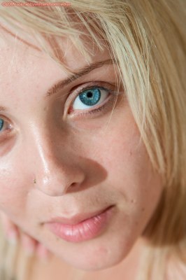 Blond haar blauwe ogen