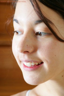 Jong schattig meisje naakt op de trap