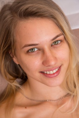 Super knappe Lexi doet haar blote benen wijd