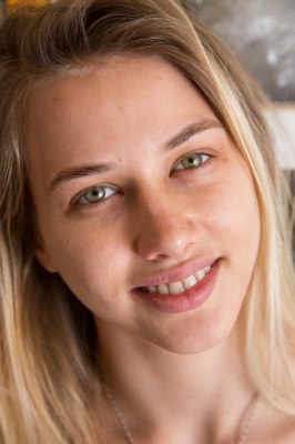 Super knappe Lexi doet haar blote benen wijd