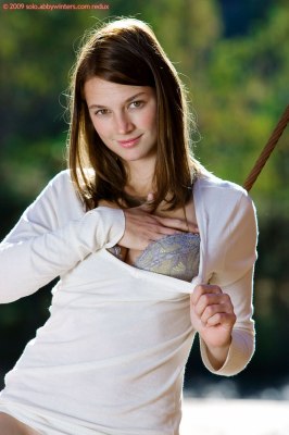 Jong schoon tienermeisje laat haar blote lijf zien