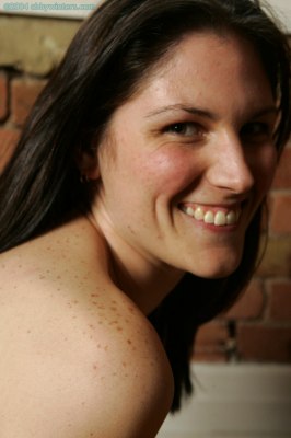 Dit meisje laat echt alles van dichtbij zien van haar naakte lijf