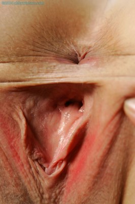 Dit meisje laat echt alles van dichtbij zien van haar naakte lijf