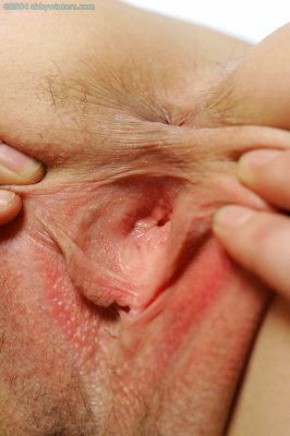 Dit meisje laat echt alles van dichtbij zien van haar naakte lijf