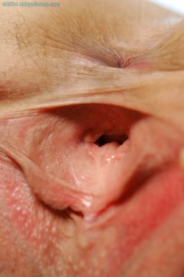 Dit meisje laat echt alles van dichtbij zien van haar naakte lijf