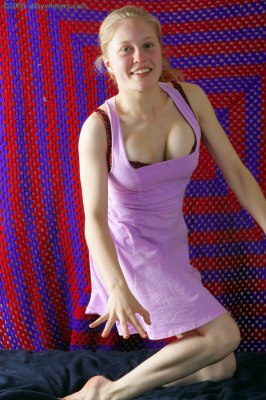 Lief rondborstig meisje met blote poes onder haar rokje