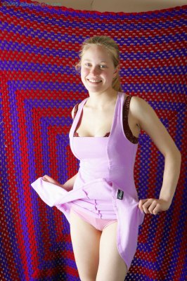 Lief rondborstig meisje met blote poes onder haar rokje