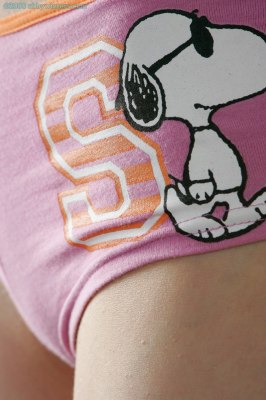 Lief rondborstig meisje met blote poes onder haar rokje