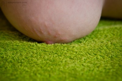 Jonge meid naakt soppen en schoonmaken in de keuken