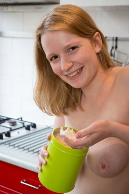 Jonge meid naakt soppen en schoonmaken in de keuken