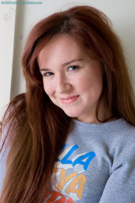 Meisje Annabelle probeert grote butt plug